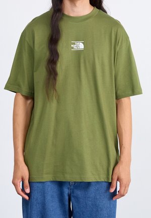 Oliivinvihreä puuvillapaita, jossa on lyhyet hihat, pyöreä kaula-aukko ja pieni valkoinen logo rinnassa. Pehmeä tekstuuri ja rento istuvuus.