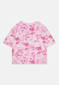 Tricou scurt cu mânecă, cropped, de culoare roz deschis, cu un model tropical de palmieri și flori în nuanțe variate de roz. Include logo-ul mărcii.
