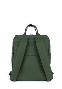 Sac à dos vert en matériau résistant, avec des bretelles larges, une poignée supérieure et des détails de couture discrets.