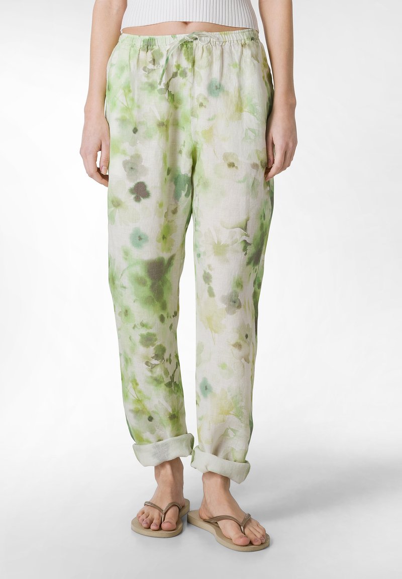Lichte, loszittende linnen broeken met een aquarel bloemenpatroon in groen en crème. Voorzien van een elastische tailleband en opgerolde mouwen.