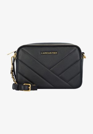 Schwarze Leder-Umhängetasche mit gestepptem Muster, goldfarbener Hardware und verstellbarem Tragegurt. Mit einem Reißverschluss und Logo auf der Vorderseite.