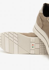 Baskets en daim beige avec semelle crème texturée, détail du drapeau italien, marquage "NeroGiardini" et indication de taille 37 sur la semelle.