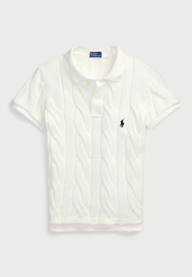 Hvid polo-shirt med et kabelstrikket mønster, korte ærmer og en klassisk krave. Vist med et marineblåt logo på venstre bryst.