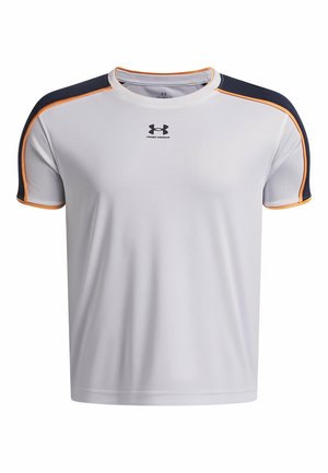 Wit atletisch T-shirt met korte mouwen. Heeft marineblauwe en oranje accenten op de schouders. Gemaakt van gladde stof met een logo aan de voorkant.