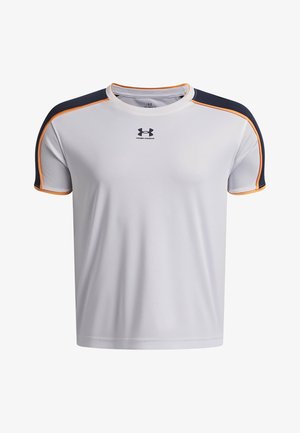 Camiseta deportiva blanca de manga corta. Presenta acentos en azul marino y naranja en los hombros. Hecha de tela suave con un logo en la parte delantera.