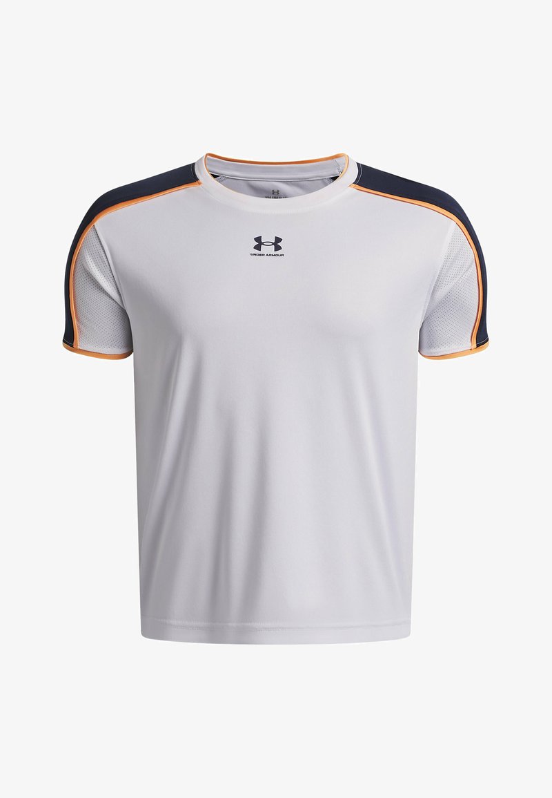 T-shirt de sport blanc à manches courtes. Présente des accents bleu marine et orange sur les épaules. Fabriqué en tissu lisse avec un logo sur le devant.