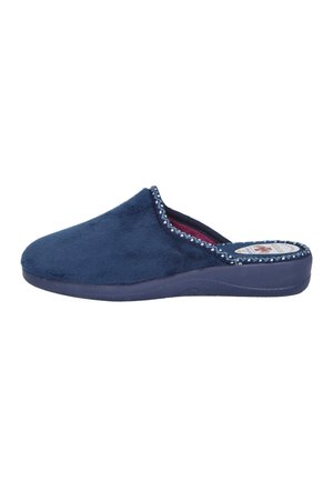Una zapatilla de casa azul marino sin cierre, con la parte superior suave, ribete estampado y suela gruesa, mostrada de perfil sobre un fondo blanco.