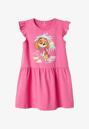 Vestido de algodón rosa con mangas de hombros con volantes, que presenta un gráfico de un perro de dibujos animados y el texto "vibras de verano", con cintura fruncida y falda acampanada.