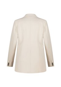 Beige op maat gemaakte blazer met lange mouwen, rugnaaddetail en zwarte knopenaccenten op de mouwmanchetten, gezien van achteren.