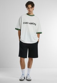 PROHIBITED CONTRAST TEE - Marškinėliai su spaudiniu - white