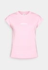 ESSENTIALS LINEAR COTTON - Základné tričko - true pink/white