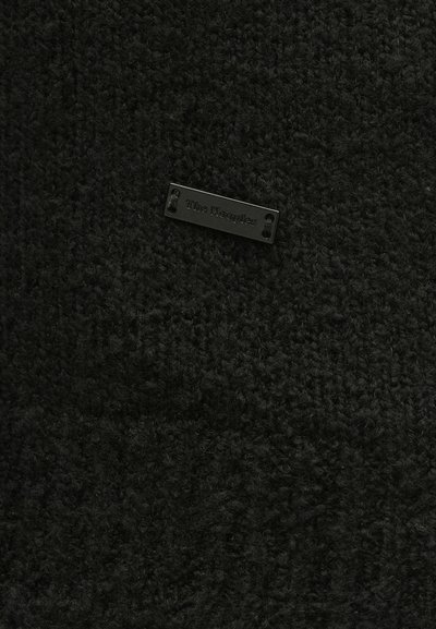 Țesătură neagră tricotată cu textură, cu o mică placă metalică dreptunghiulară neagră inscripționată „The Kooples”, atașată prin două cusături.