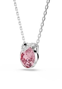 Zilveren ketting met een peervormige roze edelsteen, omhuld door een zigzagontwerp met kleine heldere accenten.