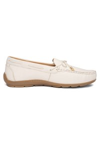 Mocassin en cuir blanc cassé avec bout cousu, nœud décoratif aux extrémités dorées, et semelle en caoutchouc marron clair vue de profil.