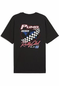 Sort t-shirt lavet af bomuld med et grafisk print, der indeholder røde, hvide og blå elementer, herunder en globus og et ternet mønster.