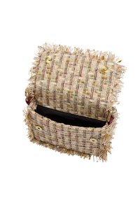Woven bag w kremowym kolorze z wielokolorowymi nitkami. Posiada frędzle na brzegach, złote akcesoria i zapięcie magnetyczne. Wnętrze jest ciemne.