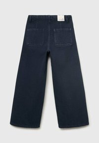Jeans a gamba larga blu scuro, realizzati in denim, con etichetta in vita, due tasche posteriori e un design pulito e minimal.