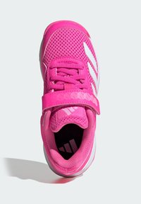 Růžová sportovní obuv z mesh materiálu, s bílými pruhy, suchým zipem, strukturovaným povrchem a měkkou podrážkou.