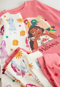 Rosa Baumwollpullover mit einem Moana-Druck; weiße Leggings mit bunten Blumenmustern und Charakterbildern, glatte Textur, lässiges Design.