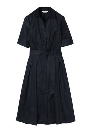 Tmavě modré šaty s krátkými rukávy v přiléhavém střihu s zapínáním na knoflíky vpředu, páskem v pase a jemným paisley vzorem. Hladká textura látky.