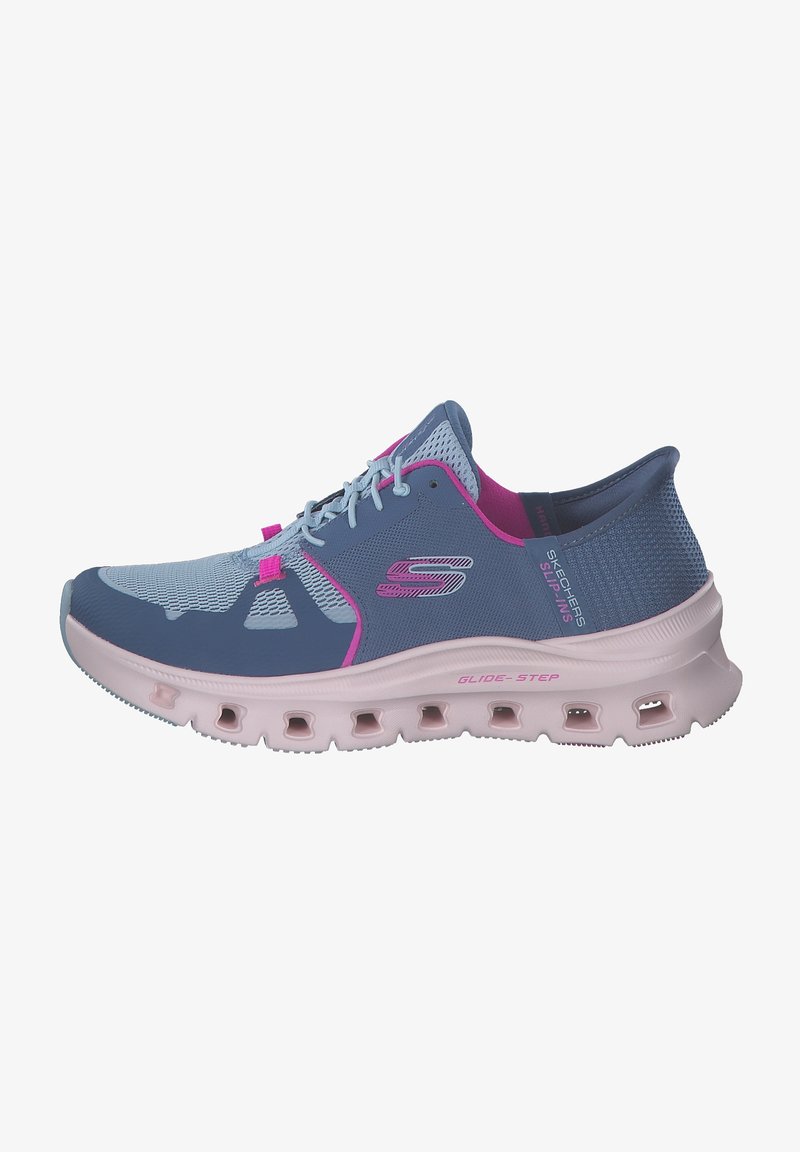 Botte de course Skechers en bleu et rose. Caractéristiques : tige en mesh respirant, semelle légère et semelle intermédiaire rembourrée avec des découpes.