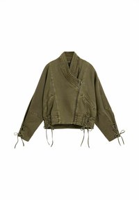 Veste courte vert olive avec fermeture éclair asymétrique, col côtelé, poches avant et détails à lacets sur les manches et la taille.