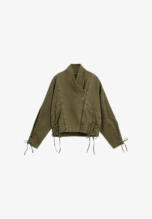 Krótkia kurtka w kolorze oliwkowej zieleni z asymetrycznym zamkiem błyskawicznym, prążkowanym kołnierzem, przednimi kieszeniami oraz detalami z wiązaniem na rękawach i w talii.