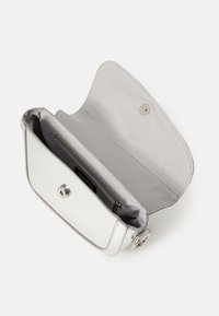 Borsa sintetica argento con chiusura a scatto, caratterizzata da un esterno liscio, un interno foderato e una tasca interna con zip.