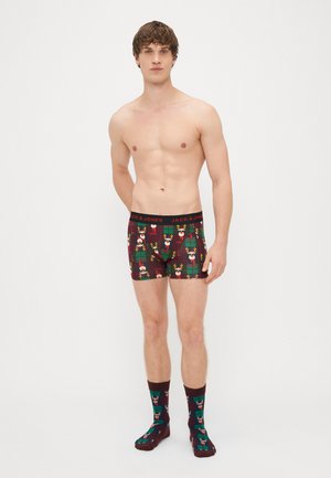 Męskie slipki boxer z festiwalowym wzorem renifera, bordowa baza, czarny pasek z logo, w zestawie z pasującymi skarpetkami.