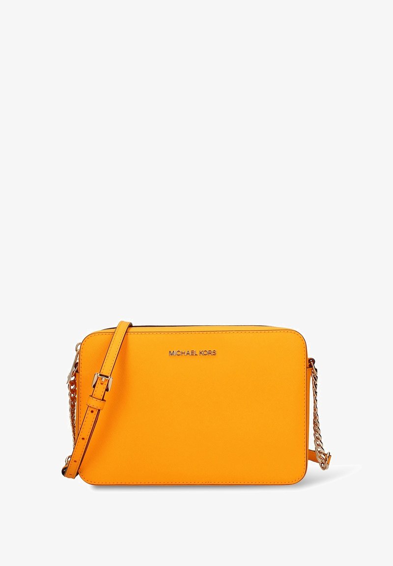 Borsa a tracolla in pelle gialla con forma rettangolare, dotata di tracolla a catena, chiusura con zip e logo impresso sul davanti.