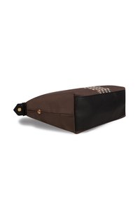 Sac brun avec un fond noir texturé, présentant un motif géométrique en beige et marron sur le dessus. Détails en métal doré.