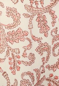 Patroonstof met intrigerende bloemen- en paisley-designs in zachte roze en bruin op een licht crèmekleurige achtergrond, met een textuurfinish.