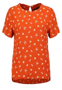 Korte mouwen oranje blouse van lichtgewicht stof, met een bloemenpatroon in geel en blauw, en een subtiele inkeping bij de halslijn.