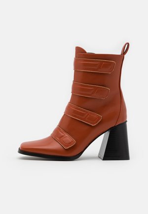 Bottines à talons hauts - cognac