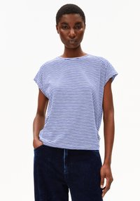 ARMEDANGELS OFELIAA LOVELY STRIPES - Print T-shirt - oatmilk/blue noon