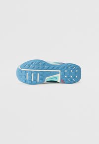 Semelle de chaussure de course bleue avec une surface en caoutchouc texturé, présentant un motif ondulé et un accent blanc. Logo de l'entreprise en rouge.