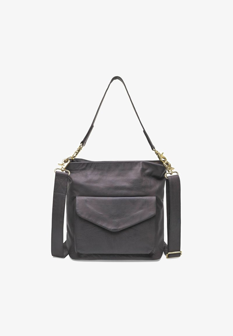 Čierna kožená kabelka cez rameno s prednou klopou, zlatými prvkami, nastaviteľným popruhom a hladkým textúrovaným povrchom.
