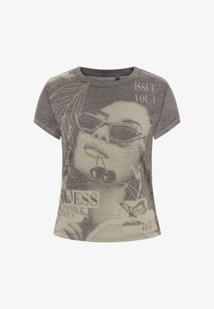 Szürke, rövid ujjú póló, napszemüvegben, cseresznyékkel és virágmintával díszített arcképpel, textúrált anyagból készült.