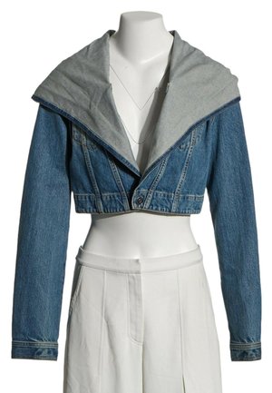 Korte spijkerjas met grote grijze kraag over witte high waist broek op een torsomannequin tegen een witte achtergrond.