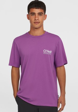 Korte mouwen, crew neck t-shirt in een levendige paarse kleur. Gemaakt van een katoenmix, met een klein wit logo op de linkerborst. Strak ontwerp.