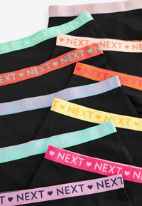Sous-vêtements noirs avec des ceintures élastiques de différentes couleurs. Chaque bande porte le mot "NEXT" et un cœur, dans des teintes pastel vives.