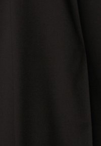 Tissu noir avec une texture lisse et un motif diagonal subtil. Le matériau semble durable et léger, adapté pour les vêtements ou le rembourrage.