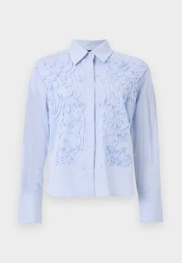 Μπλε και λευκό πουκάμισο με κάθετες ρίγες και μακριά μανίκια, με μυτερό γιακά και περίτεχνη υφασμάτινη κεντητή διακόσμηση με λουλούδια στο μπροστινό μέρος.