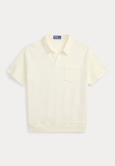 Λευκό προς εκρού μπλουζάκι πόλο με κοντά μανίκια, γιακά, μπροστινή τσέπη στην αριστερή πλευρά του στήθους και ριμπ τελείωμα, το οποίο παρουσιάζεται επίπεδο σε ανοιχτό φόντο.