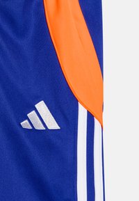 Blauwe sportshorts met oranje accenten, voorzien van een meshstructuur, witte strepen en een geborduurd wit logo.