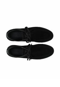 Musta mokkanahkainen kengät pyöreällä kärjellä, nauhakiinnitys ja teksturoitu pinta. Sisävuorissa hillitty brändäys ja sileät mustat nauhat.
