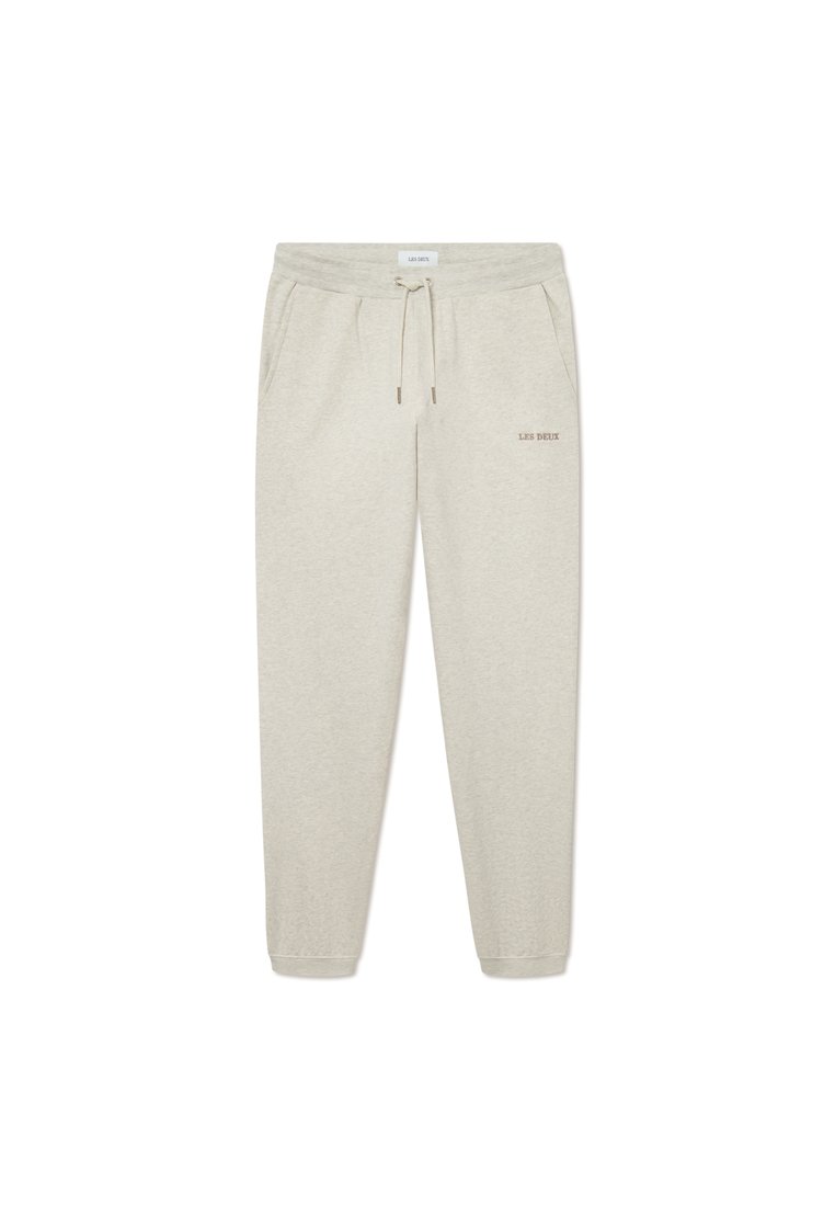 Hellgraue Sweatpants aus weichem Material, mit einem elastischen Bund und Zugband, seitlichen Taschen und einem dezenten „LES DEUX“-Logo.