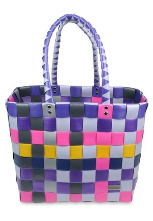 Gewebte Tragetasche in Lila, Pink, Grau und Gelb mit einem quadratischen Muster. Verfügt über robuste Griffe und Metallakzente an den Seiten.