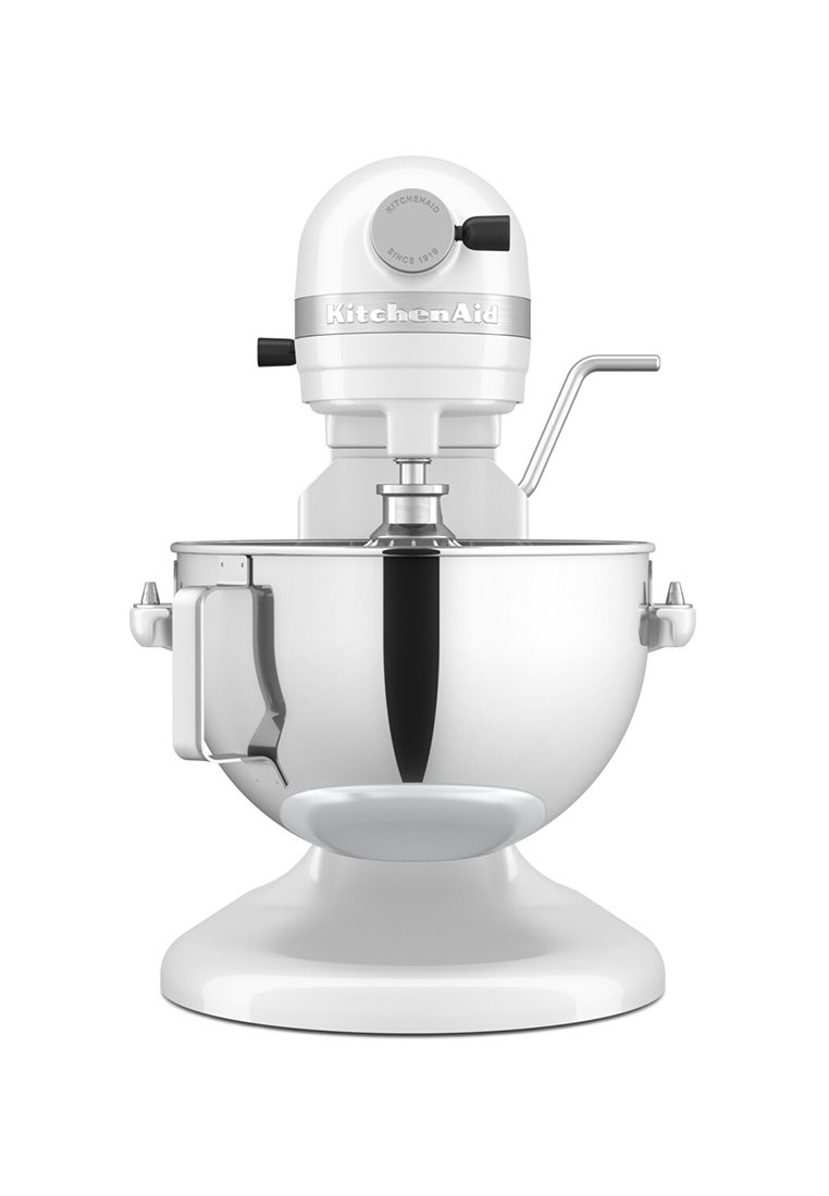 KitchenAid Standmixer mit einem weißen Gehäuse und einer polierten Edelstahlschüssel, ausgestattet mit einem neigbaren Kopfdesign und einem Einhandhebel.