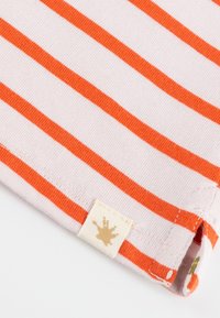 Baumwollstoff in Rosa mit wechselnden orangen Streifen. Enthält ein kleines cremfarbenes Etikett mit einem goldenen Spritzdesign am Saum.